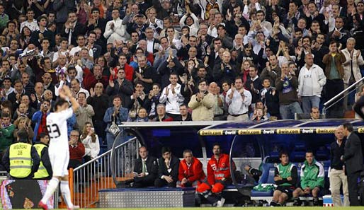 Vom Publikum gefeiert: Bereits nach wenigen Spielen huldigten die Fans im Santiago Bernabeu Özils überragenden Leistungen mit Standing Ovations