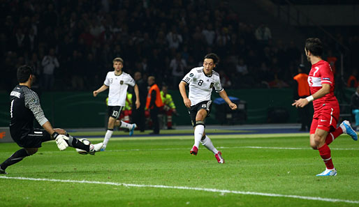 Gegen das Heimatland seiner Eltern machte Özil (M.) in der EM-Qualifikation ein überragendes Spiel und schenkte den Türken einen Treffer ein