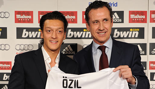 Mesut Özil wurde nur kurze Zeit später am 17. August bei Real Madrid vorgestellt. Für viele Experten war die Verpflichtung des Deutschen der Königstransfer der Madrilenen