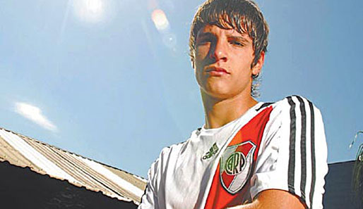 Auf Platz 6 grüßt einer, an dem die Bayern dran sein sollen: Erik Lamela. Der 18-jährige Mittelfeldspieler spielt für River Plate, aber Barca soll bereits versucht haben, ihn mit 12 Jahren nach Spanien zu locken