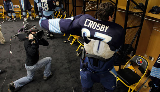 Aber rein ins Stadion: Penguins-Superstar Sidney Crosby macht sich ausgehfertig