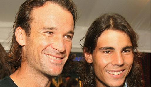 Zwei Spanier strahlen um die Wette: Carlos Moya (l.) und Rafael Nadal auf der Elite Attend Crown's Pre-Tennis Party in Melbourne