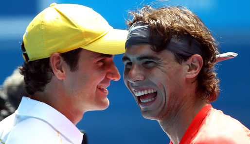 Noch lachen die beiden Erzrivalen Roger Federer (l.) und Rafael Nadal miteinander. Für einen guten Zweck spielten sie vor dem Start der Australian Open bei der Rally For Relief