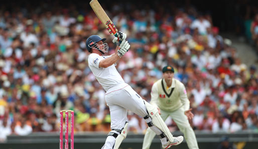 Mit viel Phantasie hat Cricket manchmal auch was von Star Wars. Englands Andrew Strauss demonstriert uns das eindrucksvoll im Match gegen Australien