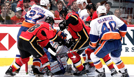 Sieht etwas unübersichtlich aus. Am Ende gab's in der NHL dann doch einen klaren 5:2-Sieg für die New York Islanders rund um Milan Jurcina (l.) gegen die Calgary Flames