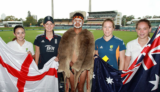 Was ist der blödere Job bei einer Kricket-Damen-Foto-Session? Die Flaggen der Teams halten oder sich Känguru-Kadaver um die Schultern hängen und dabei lächeln?