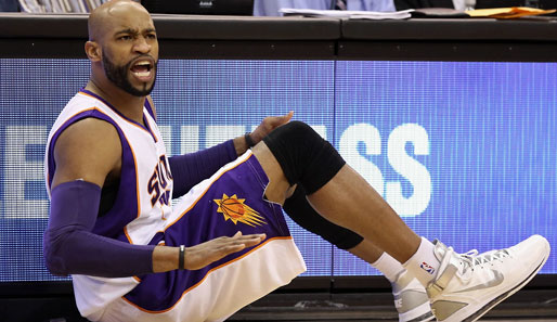 Mit grimmigem Gesicht und perfekt gestyltem Bart regt sich Vince Carter am Rande des NBA-Spiels der Phoenix Suns gegen die L.A. Lakers auf. Sein Team verliert mit 95:99