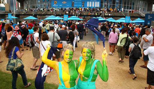 Start frei für eine neue Sport-Woche! Hier begrüßen uns zwei leicht bekleidete Tennis-Fans zu den Australian Open in Melbourne