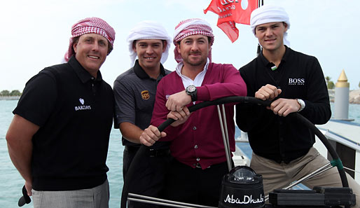Salem aleikum, meine Herren! Die Major-Sieger von 2010, Phil Mickelson, Louis Ooosthuizen, Graeme McDowell und Martin Kaymer (v.l.) in Abu Dhabi