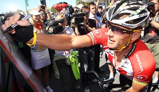 Immer noch die Radsport-Attraktion schlechthin. Lance Armstrong schreibt sich für die Tour Down Under ein. Die Lady in blond hat sich verliebt