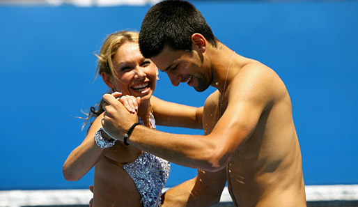 Australian Open: Was macht Novak Djokovic mit dieser hübschen Tänzerin namens Kym Johnson auf dem Platz? Und warum liegt hier Stroh? Man weiß es nicht