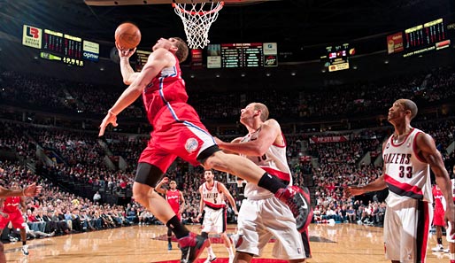NBA: What a move! Clippers-Profi Blake Griffin (l.) macht den Jordan und lässt Portlands Joel Przybilla dabei ziemich alt aussehen. Dennoch siegte am Ende Portland