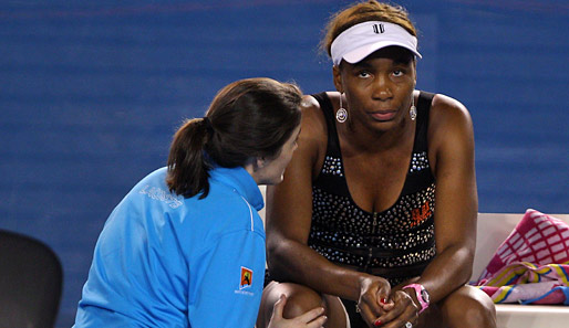 Australian Open, 3. Runde: Glücklich sieht anders aus. Gegen Andrea Petkovic muss Venus Williams verletzungsbedingt aufgeben. Da helfen auch die netten Worte nichts