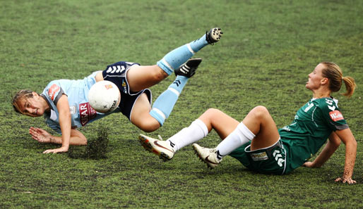 Soll nochmal einer sagen, beim Frauen-Fußball geht's nicht zur Sache. In Australien bolzt Emily van Egmond (r.) Renee Rollason ins Granulat des Kunstrasens