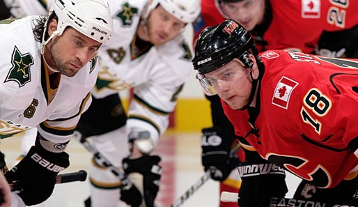 Los krach her den Puck. Voll konzentriert erwarten Calgarys Matt Stajan (r.) und Adam Burish das Spielgerät. Die Flames setzten sich in der NHL 7:4 gegen Dallas durch