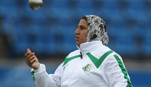 Leichtathletik-WM der Behinderten in Christchurch, Neuseeland: Die Algerierin Safia Djelal bereitet sich auf ihren Versuch vor