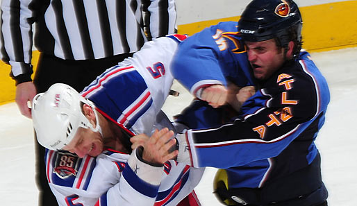 Das ist die NHL: Dan Girardi von den New York Rangers haut Andrew Ladd von den Atlanta Thrashers aufs Maul und umgekehrt