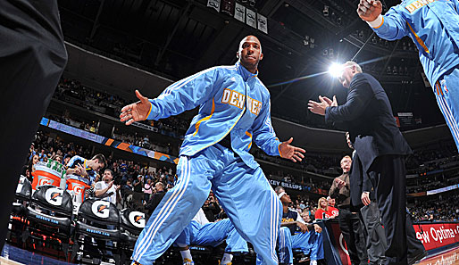 Den Rhythmus im Blut: Chauncey Billups performed beim Einlauf seiner Denver Nuggets im NBA-Spiel gegen die Indiana Pacers für die Kameras