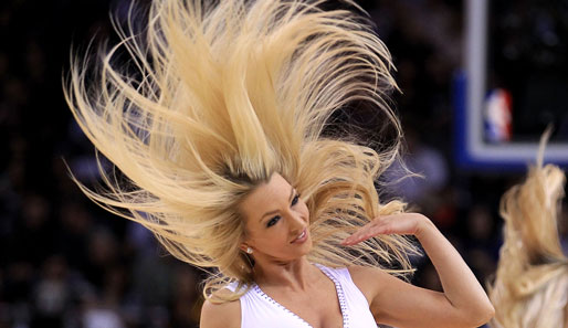 Mähnen-Alarm in der NBA! Diese Cheerleaderin der Golden State Warriors schüttelt ihr Haar für uns. Die San Antonio Spurs gewannen trotzdem mit 113:102