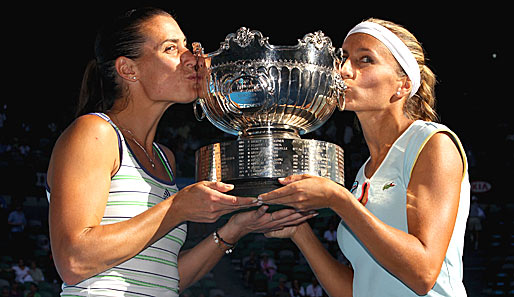 Da kann man ne Menge Sekt draus schlürfen! Flavia Pennetta (l.) und Gisela Dulko knutschten den Pokal für den Sieg im Doppel-Finale der Australian Open