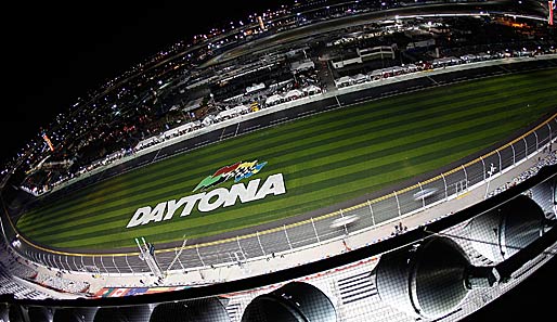 Bei diesem Luft-Bild des Daytona International Speedway müssen Sie ganz genau hinschauen: Die Autos des 24-Stunden-Rennens sind hier nur schemenhaft zu erkennen