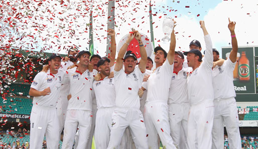 So sehen Sieger aus - Schalalalala! Die englische Cricket-Mannschaft feiert ihren 3:1-Sieg gegen Australien in Sydney