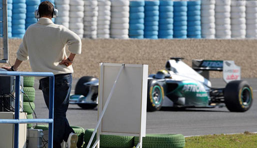 Michael Schumacher schaute am ersten Tag Teamkollege Nico Rosberg noch zu. Am zweiten Tag war er dann selbst richtig schnell unterwegs