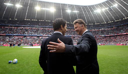Bayern München - 1899 Hoffenheim 4:0: Shake Hands vor dem Spiel. FCB-Coach Louis van Gaal (r.) und Hoffenheims Marco Pezzaiuoli