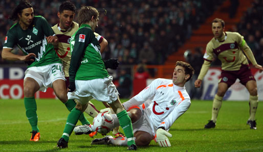 Werder Bremen - Hannover 96 1:1: Bremen begann druckvoll und kam durch Marko Marin (M.) zur ersten Chance der Partie