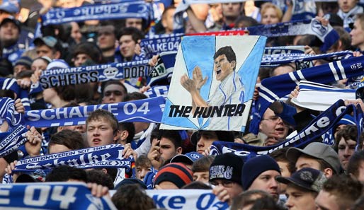 FC Schalke 04 - SC Freiburg 1:0: Die Schalke-Fans glauben an ihr Team und Stürmer Klaas-Jan Huntelaar
