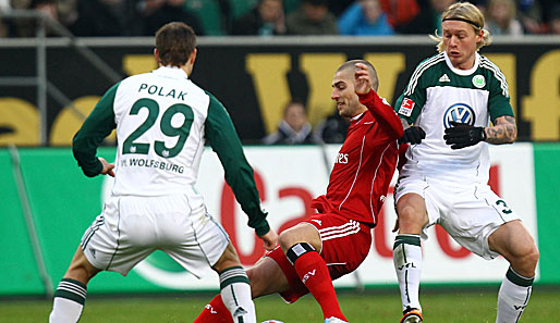 Mladen Petric brachte die Wolfsburger vor arge Probleme. Hier nimmt er es mit Jan Polak (l.) und Simon Kjaer auf