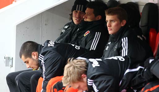 Michael Ballack sitzt bei Leverkusen vorerst nur auf der Bank: Erst in der 65. Minute kommt der Routinier für Simon Rolfes ins Spiel