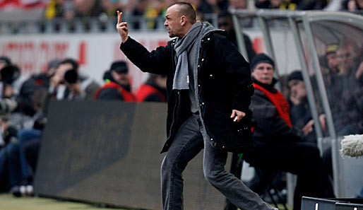 Pauli-Coach Holger Stanislawski tobte an der Seitenlinie angesichts der schwachen Vorstellung seiner Kicker
