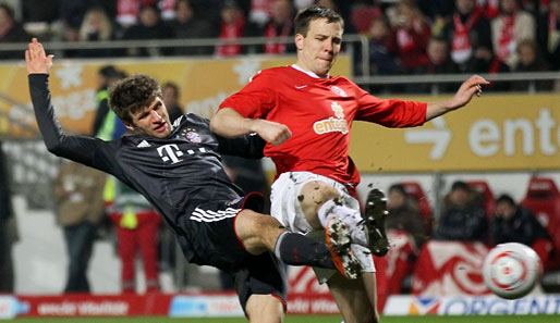 Thomas Müller (l.) traf zum 2:0, Radoslav Zabavnik kam wie so oft an diesem Tag zu spät