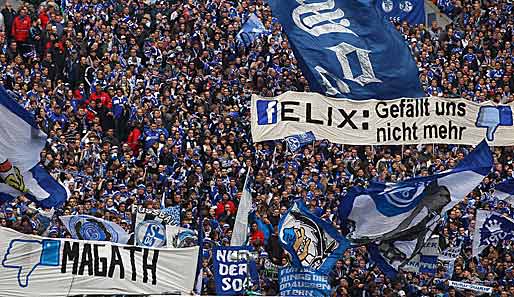 Die Schalker Fans zeigen offen, was sie vom Social-Network-Kuschelkurs ihres Trainer halten. Die Stimmung bleibt sehr angespannt