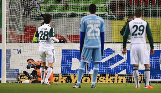 Wolfsburgs brasilianischer Spielmacher Diego (l.) vergab in der 29. Minute erneut einen Elfmeter und somit die Chance zur Führung für seinen VfL