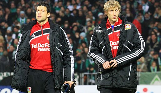 Der Gesichtsausdruck spricht Bände: Michael Ballack (l.) und Stefan Kießling saßen bei Leverkusen zu Anfang nur auf der Bank