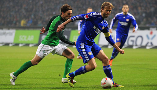 Simon Rolfes (r.) schirmt den Ball gegen Bremens Clemens Fritz ab. Der Leverkusener erzielte den zweiten Treffer für Bayer