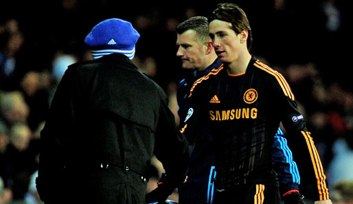 Nach glücklosem Auftritt wurde Torres (r.) ausgewechselt. Das wirklich wichtige an diesem Bild: Die Chelsea-Clownsmütze von Trainer Carlo Ancelotti (leider nur in der Rückansicht)