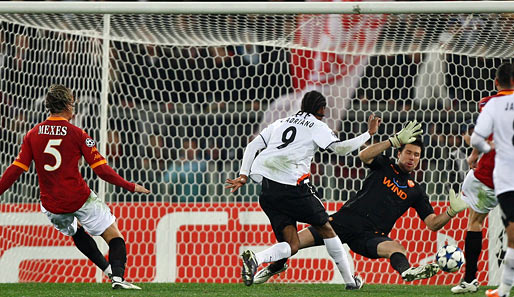 Eiskalt: Schachtjors Luiz Adriano (Mitte) legt den Ball an Roma-Ersatzkeeper Doni vorbei ins Netz - 3:1 in Minute 42