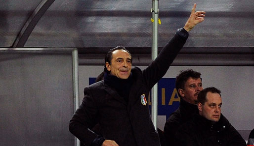 Deutschland - Italien 1:1: Cesare Prandelli gibt letzte Anweisungen vor Anpfiff des Spiels. Seit Juli 2010 trainiert er die Azzurri