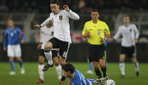 Abwehrmann Andrea Ranocchia (u.) hat hier Glück, dass Mesut Özil den Italiener nicht am Kopf trifft