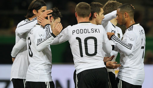 Das deutsche Team bejubelt das Tor von Miroslav Klose. Der Stürmer erzielte in der 16. Minute das 1:0