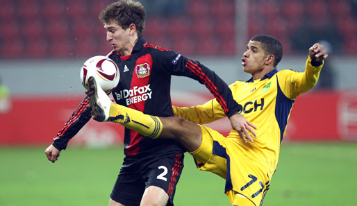 Bayer Leverkusen - Metalist Charkow 2:0: Nach dem 4:0 im Hinspiel entwickelt sich das Rückspiel für Daniel Schwaab (l.) und Co. zunächst zu einer zähen Angelegenheit