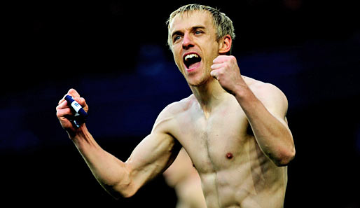 Der unglaubliche... Phil. Neville verwandelte den entscheidenden Elfer für Everton und präsentierte... nun ja... sich selbst