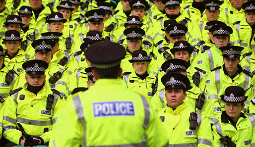 Auch die Polizei hat sich für das Old firm herausgeputzt. Die Sicherheitskräfte werden vor dem Derby in Glasgow gebrieft