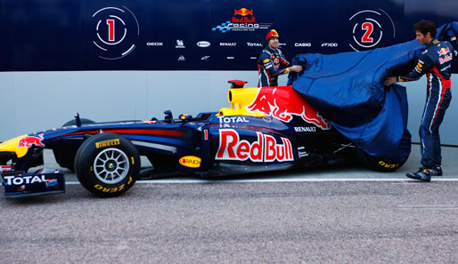 Enthüllungen in Spanien: Vor dem ersten Testtag in Valencia stellen Sebastian Vettel (l.) und Mark Webber das neue Auto RB7 von Red Bull vor