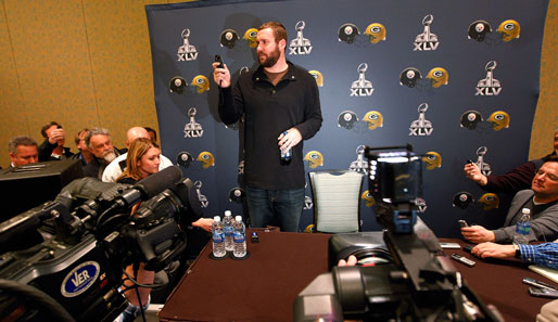 Steelers-Quarterback Ben Roethlisberger filmt seine eigene Presskonferenz. Die Pittsburgh Steelers spielen am 6. Februar beim Super Bowl gegen die Green Bay Packers