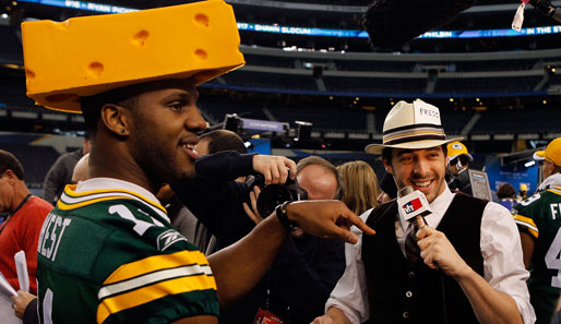 Chastin West, der alte Cheesehead: Der Wide Receiver der Green Bay Packers albert beim Super-Bowl-Media-Day mit einem top-gestylten Reporter herum