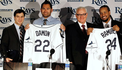 Welcome! Die Neuzugänge des MLB-Klubs Tampa Bay Rays, Manny Ramirez (r.) und Johnny Damon (2.v.l.), werden in Florida herzlich empfangen
